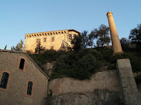 La xemeneia de Cal Pons amb la Torre Nova a la seva esquerra