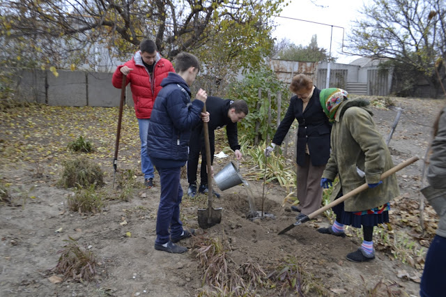 Студенти МНАУ зайнялися озелененням території Міського притулку для громадян похилого віку та інвалідів.
