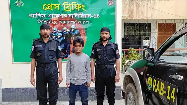 জামালপুর র‌্যাবের অভিযানে ফেন্সিডিলসহ মাদক ব্যবসায়ী গ্রেফতার