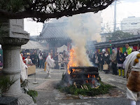 本堂から山門をとり巻く参拝者、柴燈護摩供養をみる。