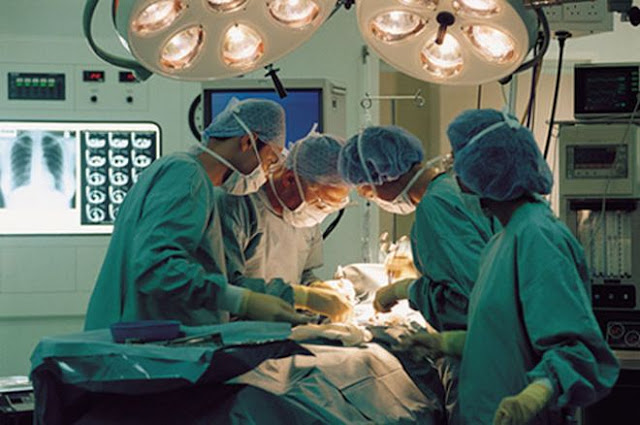 ΣΟΚΑΡΙΣΤΙΚΟ ΒΙΝΤΕΟ: Ξυλαδαρμός νοσοκόμας από γιατρό σε χειρουργείο!
