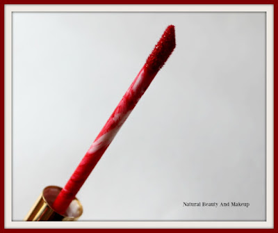 The applicator of Lakme Jewel Sindoor in Red Shade