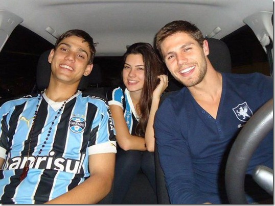 Foto mostra ex-BBB Jonas Sulzbach (à direita) junto com o irmão (Foto: Reprodução)