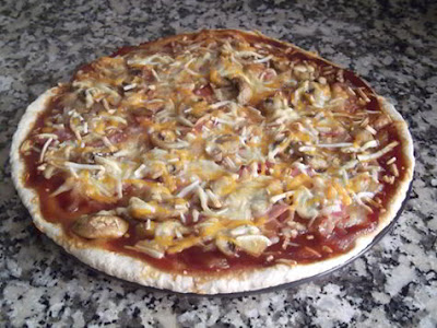 Pizza de cebolla caramelizada con bacon y salsa barbacoa