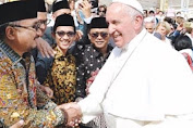 Menag Yaqut Bertemu Langsung dengan Paus Fransiskus, Ini Yang Disampaikan 