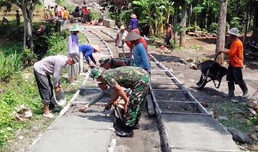 Babinsa Koramil Kendal Bangun Rabat Beton Jalan Desa 