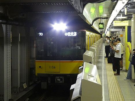 【2016年と2つ違う！】銀座線　表参道行き1000系(駅ナンバリング付)(渋谷駅改良工事に伴う運行)