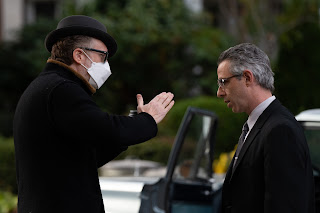 (L to R) Director James Gray and actor Jeremy Strong on the set of ARMAGEDDON TIME, a Focus Features release. Credit: Anne Joyce / Focus Features