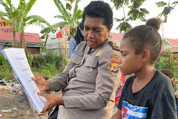 Polwan Polres Jayapura Ajari Baca Tulis ke Anak - anak di BTN Puskopad Sentani