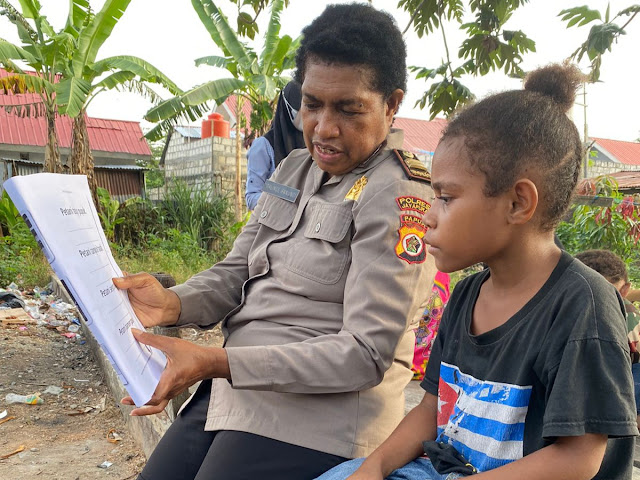Polwan Polres Jayapura Ajari Baca Tulis ke Anak - anak di BTN Puskopad Sentani