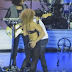 > VIDEO: Enrique Iglesias mete mano descaradamente en el trasero de una de sus cantantes en un concierto en vivo y en directo