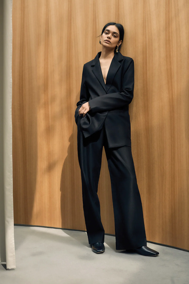 woman in a stylish total black look wearing blazer