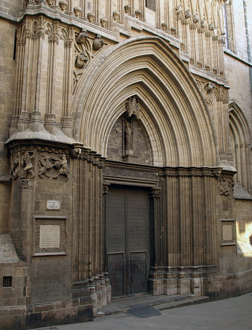 Catedral Puerta lateral de San Ivo. https://es.m.wikipedia.org/wiki/Archivo:Porta_de_sant_Iu_-_001.jpg