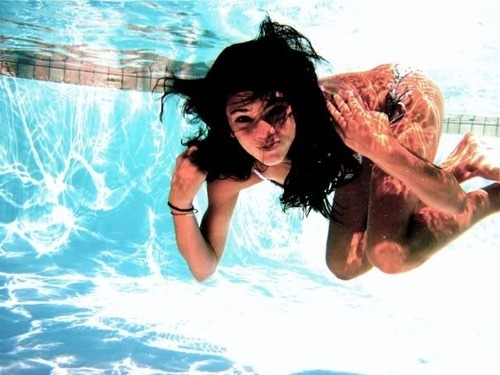 Kendall Jenner Hot Bikini Pics Swims Underwater