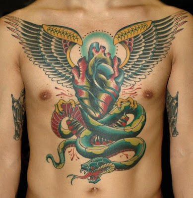 Tatuagem de Coração e Cobra no Peito