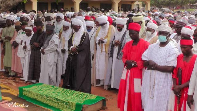 HRH, Etsu Nupe, Alhaji Yahaya Abubakar, CFR, Etsu Agaie and other dignitaries during the Janaiza funeral pray for late Jibrin Ndatsu Ndajiwo, Magajin Gari Nupe and a former, Chief Judge of Niger state on Tuesday at Doko