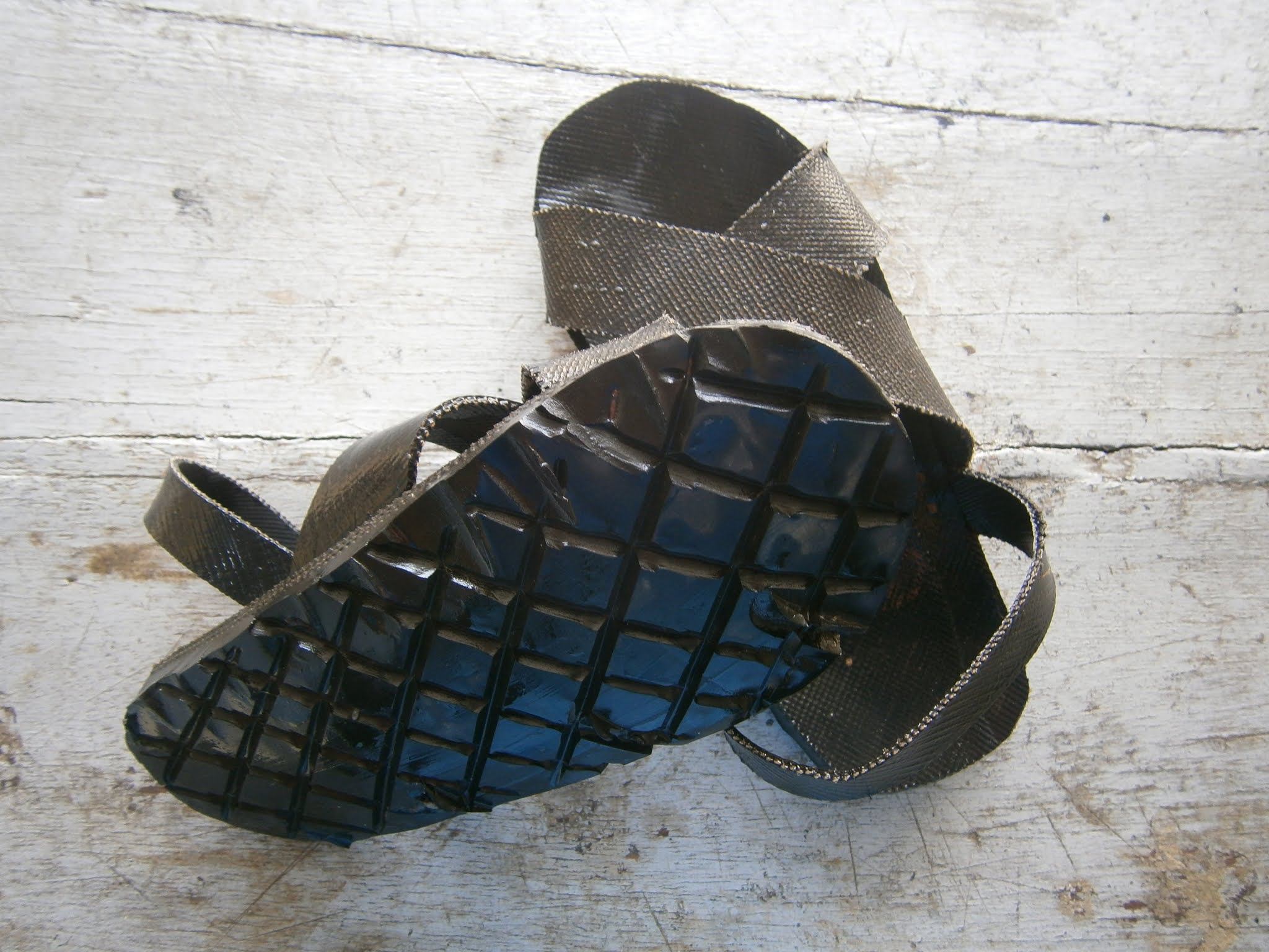 fotografía de Sandalias hechas de piezas de neumáticos conocidos como YANQUIS (Ojotas)