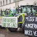A berlini lakosok élelmiszert visznek a három napig sztrájkoló gazdáknak