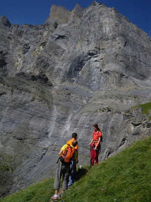 Al pie de la muralla por la que discurre la ferrata.