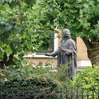 Statue von John Wesley vor der Wesley-Chapel in London.