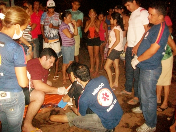 Equipe do SAMU prestando os primeiros socorros às vítimas (foto: Coroatá Online MA)