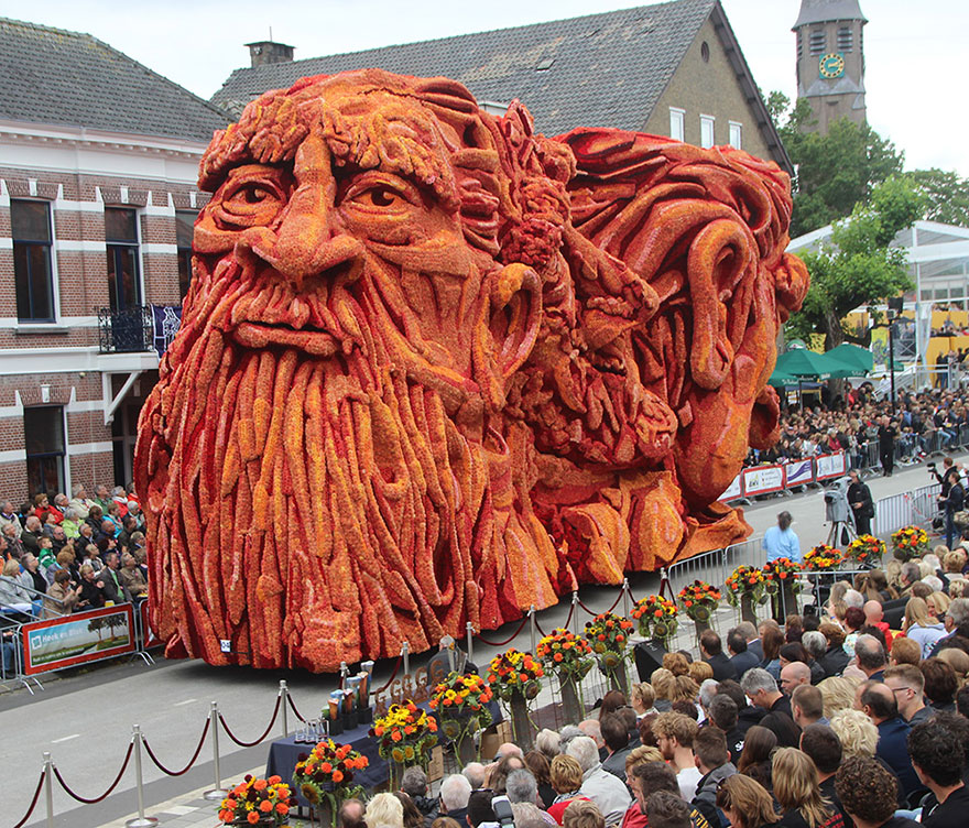 “And who is going to win this time?” - 19 Giant Flower Sculptures Honour Van Gogh At World’s Largest Flower Parade In The Netherlands