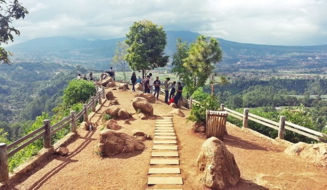 pemandangan Tebing Keraton Bandung jawa barat