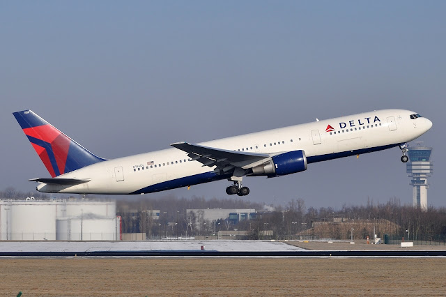 delta boeing 767-300er takeoff