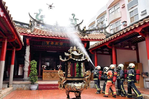 ▲彰化縣消防局在國定古蹟聖王廟（又稱威惠宮，建於西元1761年）辦理火災搶救演練，以提升古蹟整體防災能力。（彰化縣消防局提供）