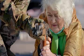 जिस उम्र में चलना-फिरना होता है मुश्किल, उसमें AK-47 चला रही हैं शूटर दादी !In