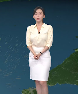 20250618 강아랑 기상캐스터 흰색 미니스커트 연노랑 블라우스 예쁜 옷