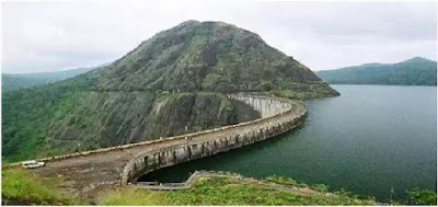   केंद्रीय जल आयोग (CWC) ने पाया है कि केरल की सबसे बड़ी झील, वेम्बनाड झील की वहनीय क्षमता में जमाव, जो अति प्रवाह वाली नदियों से उत्पन्न जल के एक अंश को अवशोषित कर सकती है, ने केरल की बाढ़ को बदतर बना दिया।     प्रमुख बिंदु  वेम्बनाड झील अत्यधिक वर्षा और 480 वर्ग किमी. से अधिक जलप्लावित क्षेत्र के कारण 1.63 BCM के केवल 0.6 बिलियन क्यूबिक मीटर (BCM) को अवशोषित करने में सक्षम था। CWC ने अब अपवाह मार्ग की क्षमता में वृद्धि का सुझाव दिया है जिसके माध्यम से पंबा, मणिमाला, एथेनकोविल और मीनाचिल जैसी नदियाँ झील तथा बैराज में बहती हैं जिनके माध्यम से झील सागर में मिलती है। CWC सूत्रों के अनुसार, झील की क्षमता अधिक होने पर स्थिति बेहतर हो सकती थी।  CWC ने केरल की बाढ़ जिसमें कम-से-कम 480 लोगों की मौत हुई और व्यापक क्षति हुई, के बाद अपने पहले विश्लेषण में अगस्त महीने के दौरान तीव्र बारिश के दो सत्रों को इसका कारण माना जिसमें 8-9 अगस्त को दो दिनों की बारिश और बाद में 15 से 17 अगस्त तक हुई तीन दिनों की बारिश शामिल है।  केरल में पिछले महीने की बाढ़ के कारण अपनी स्पष्ट भूमिका पर बहस के मुख्य बिंदु में बांधों के प्रबंधन के साथ CWC ने राज्य में सभी बड़े जलाशयों के नियमों को कम करने की समीक्षा किये जाने का सुझाव दिया है जिससे यह सुनिश्चित किया जा सके कि जलाशयों के निश्चित स्तर तक पहुँचने पर कितना पानी छोड़ा जाना चाहिये। CWC के अनुसार 200 मिलियन क्यूबिक मीटर की वर्तमान क्षमता वाले बांधों के लिये यह और भी ज़रूरी है।  CWC ने इडुक्की बांध के विशिष्ट संदर्भ में  कहा कि इडुक्की बांध ने अधिकांश अपवाह को अवशोषित कर लिया और बारिश की तीव्रता के दौरान बांध से बहिर्वाह अंतर्वाह की तुलना में कम था। इस तरह इसने बाढ़ के लिये एक अवशोषक के रूप में कार्य किया। अगस्त माह में बड़े पैमाने पर अंतर्वाह से निपटने के लिये केरल में 35 बांधों के गेट खोले गए थे।  केरल में इन तीव्र अवधि के दौरान उत्पन्न बारिश का अपवाह इतना अधिक था कि बांधों के बाढ़ नियंत्रण प्रभाव को रोक दिया गया था। अपवाह क्षेत्र से बारिश के जल का जलाशयों तक पहुँचने में अत्यंत कम समय लगने में केरल की स्थलाकृति ने भी योगदान दिया।  जलाशयों के लिये ऐतिहासिक डेटा के आधार पर नियमों को कम करने की समीक्षा की जानी आवश्यक थी, जिससे यह निर्धारित होता कि मानसून अवधि में हर महीने कितना पानी छोड़ा जाना चाहिये क्योंकि कुछ एक को छोड़कर केरल के अधिकांश जलाशय छोटे हैं।