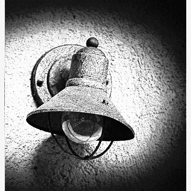 Black and white free picture of a light bulb