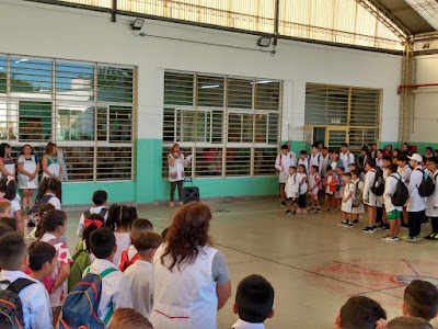 Foto 6: Directora Mónica exponiendo ante la comunidad educativa.