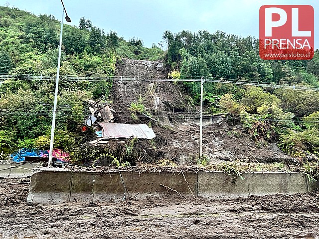 Derrumbe en Puerto Montt destruyó una casa y daña otras dos