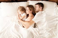 posisi tidur yang baik bagi kesehatan keluarga