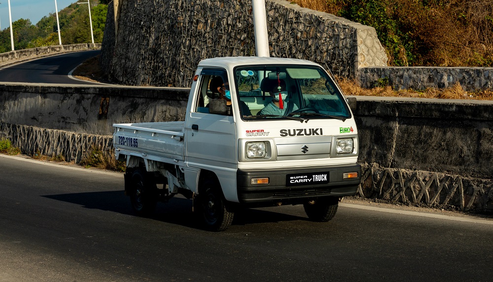 Phần khung xe chắc chắn, bền bỉ của Carry Truck cho phép chuyên chở hàng nặng, vật liệu xây dựng thoải mái mà không sợ xe nhanh xuống cấp