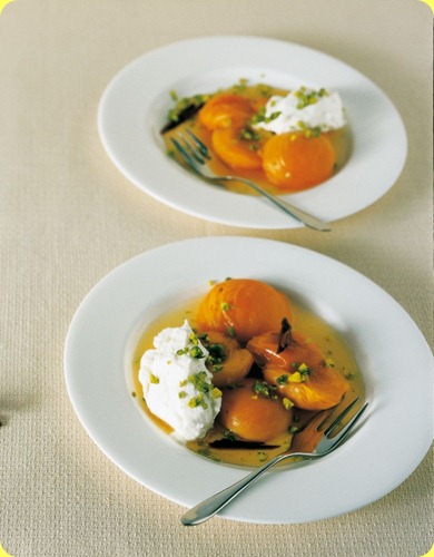 Albicocche al moscato, panna e pistacchi