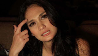 wanita paling seksi di Indonesia luna maya