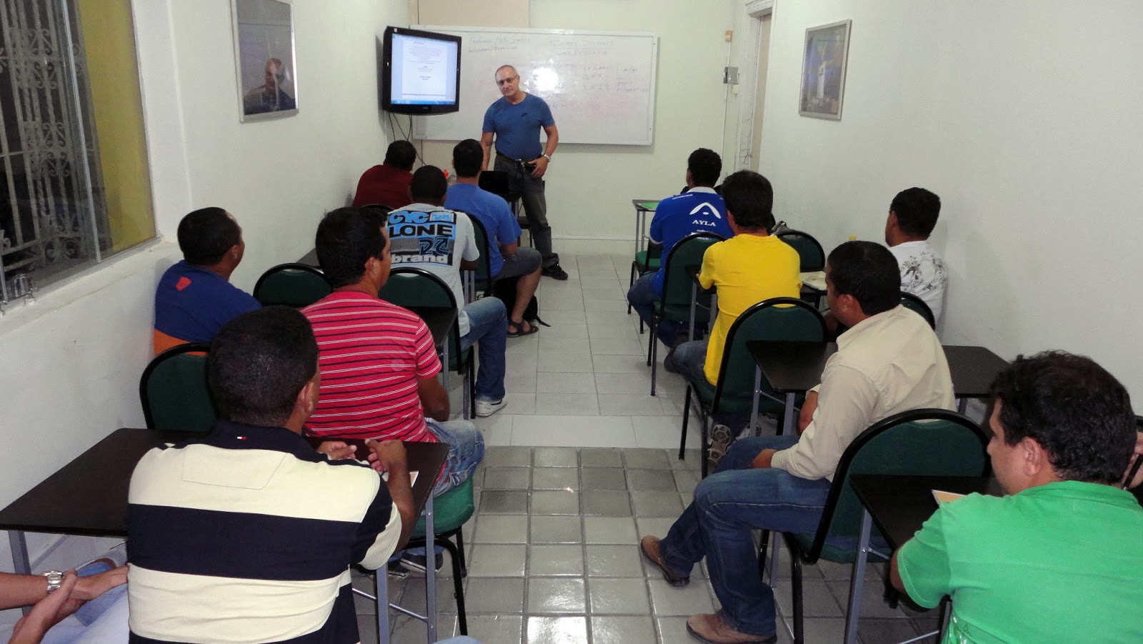 Professor Hélio Simões ministrando aula de Primeiros Socorros (APH), no Curso de NR10, da Escola Técnica LEIAUT, em março de 2013.