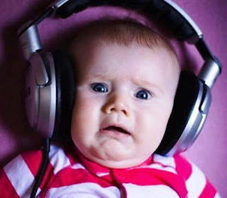 Foto gambar bayi lucu mendengarkan musik 24