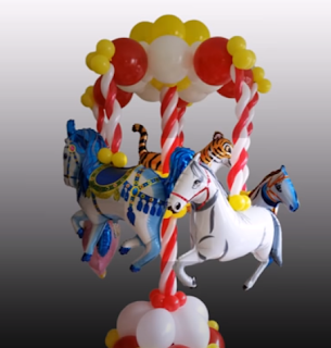 Karussell mit Pferden aus Luftballons zur Partydeko.