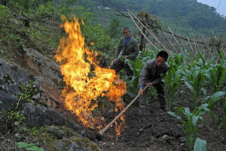 Fenomena Gas Metana Keluar Dari Bumi Desa Nanjiawan Di Cina