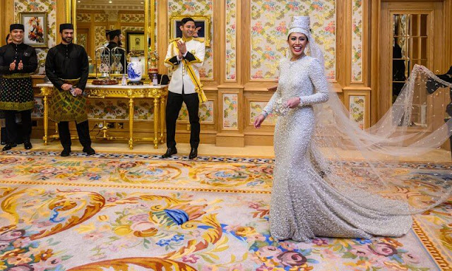 Princess Azemah Ni’matul Bolkiah wore a wedding gown and diamond tiara. Sultan Hassanal Bolkiah and Prince Haji Jefri