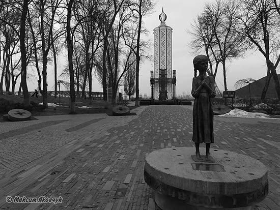 Фотограф Максим Яковчук: Національний музей Голодомору-геноциду — національний музей в Києві, розташований на Печерську і присвячений злочину Голодомору-геноциду в Україні. Старі назви: Національний музей «Меморіал жертв Голодомору» (до серпня 2019 року); Національний музей «Меморіал пам'яті жертв голодоморів в Україні» (до 2015 року). Розташований за адресою: вул. Лаврська, 3, м. Київ.