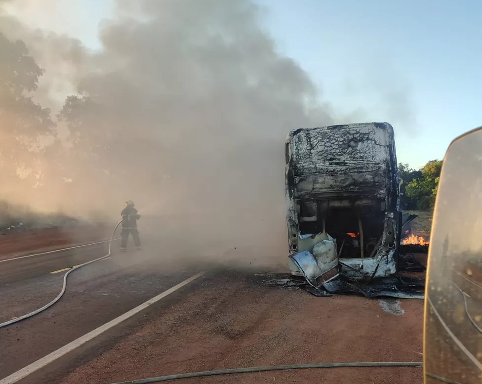 Ônibus fica totalmente destruído após pegar fogo na BR-153 em Gurupi — Foto: Divulgação/Corpo de Bombeiros