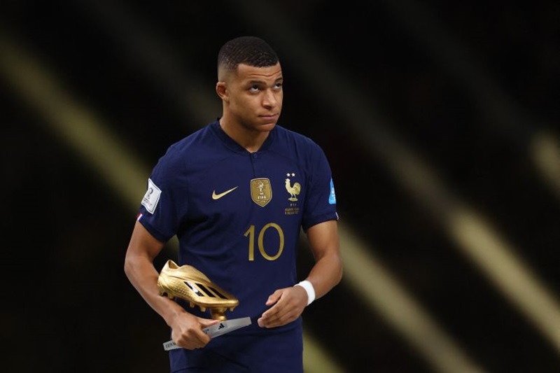 miembro Sobrio Mucho bien bueno Mbappe x Adidas | Adidas 2022 World Cup Golden Ball, Golden Boot & Golden  Glove Trophies Awarded - Footy Headlines