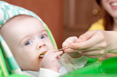 Memberikan makanan padat terlalu cepat bisa berakibat kurang baik untuk bayi