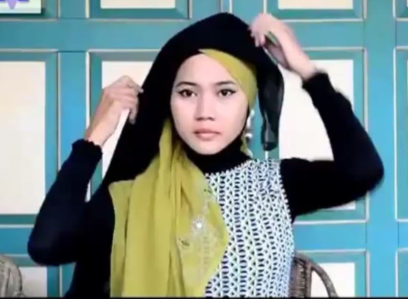 Cara Memakai Jilbab Wisuda