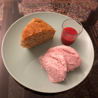 Part de gâteau à la crème fraîche accompagné d'une mousse et d'un coulis de fraises
